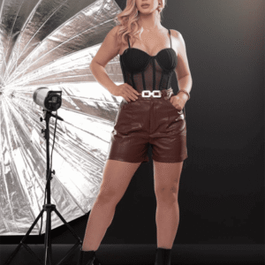 SHORT COURO COM CINTO