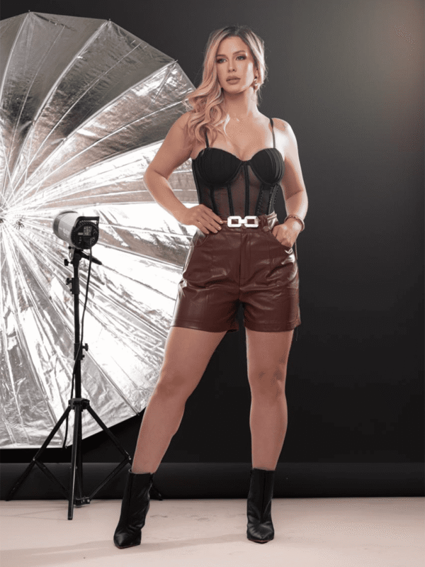 SHORT COURO COM CINTO