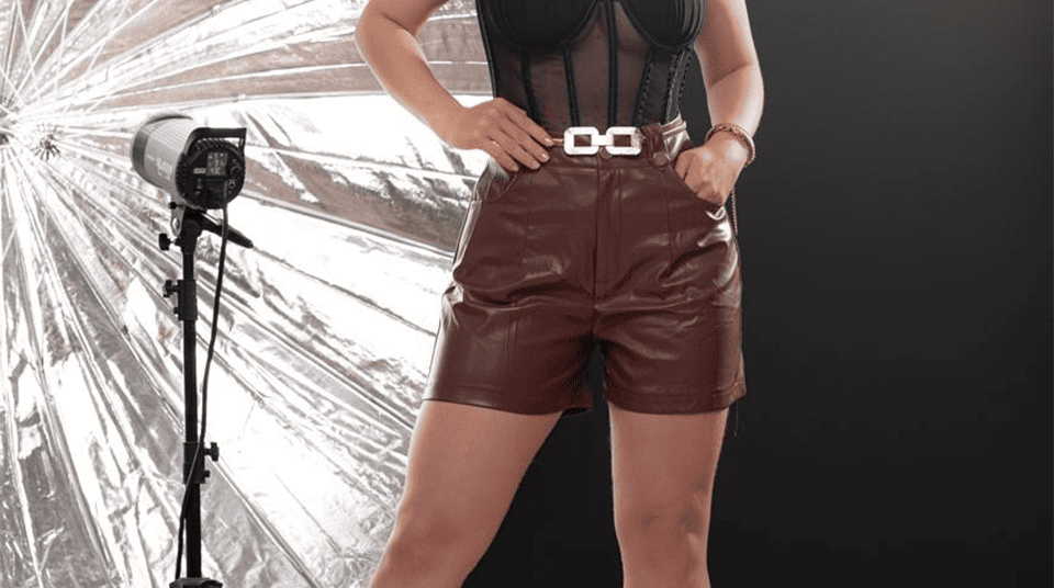 SHORT COURO COM CINTO