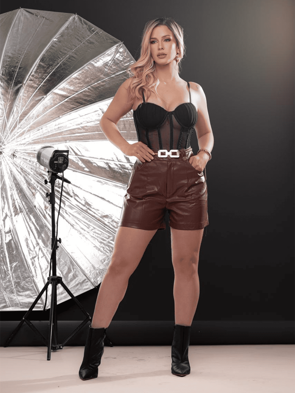 SHORT COURO COM CINTO